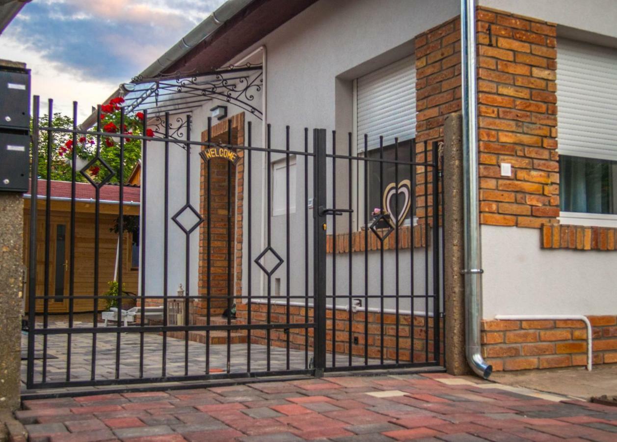 Feliz Apartman Gyula Exterior photo